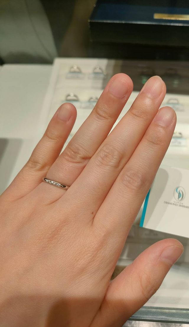 ストレートリングに中央にダイヤが3個ついたデザイン