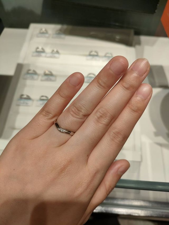 Vラインのリングにダイヤが5つ入ったデザインの結婚指輪