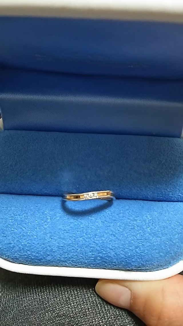 私の指輪です。シャンパンゴールドの色にもひかれました。