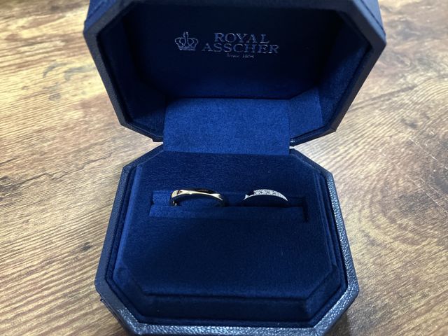 主人はゴールドに決めました。ゴールドも輝きが大変美しいです！