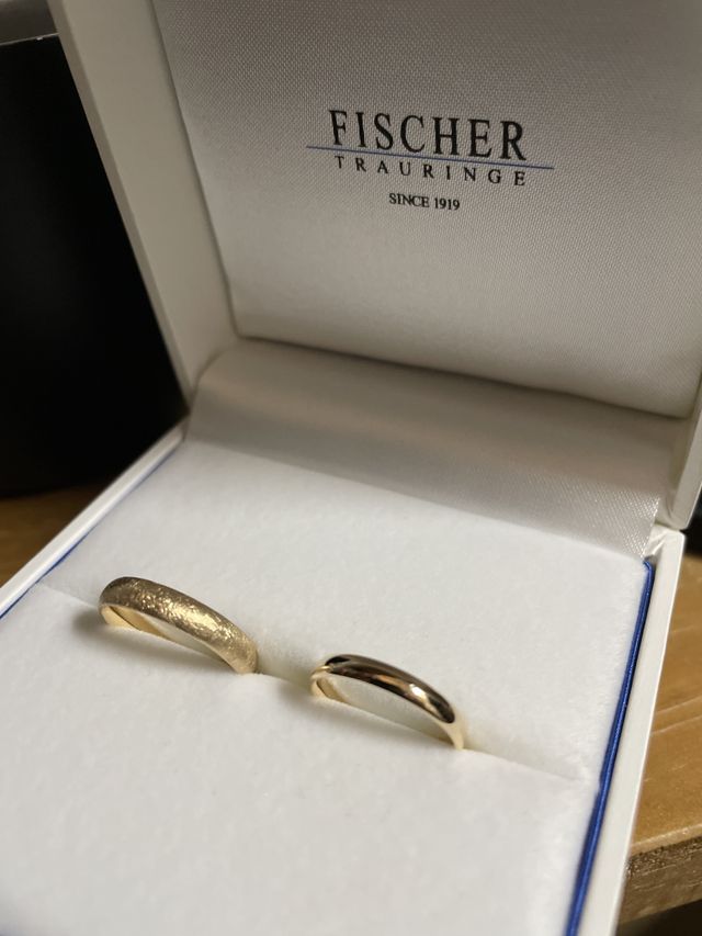 デザインの違うゴールドのリングを結婚指輪として購入☆