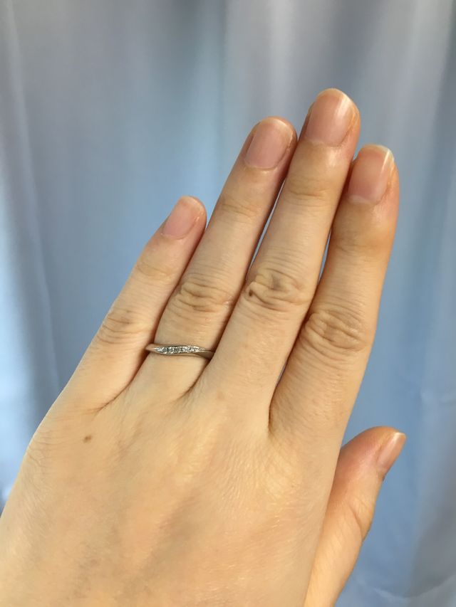 S字のリングの結婚指輪。中央の部分にダイヤが入っています。