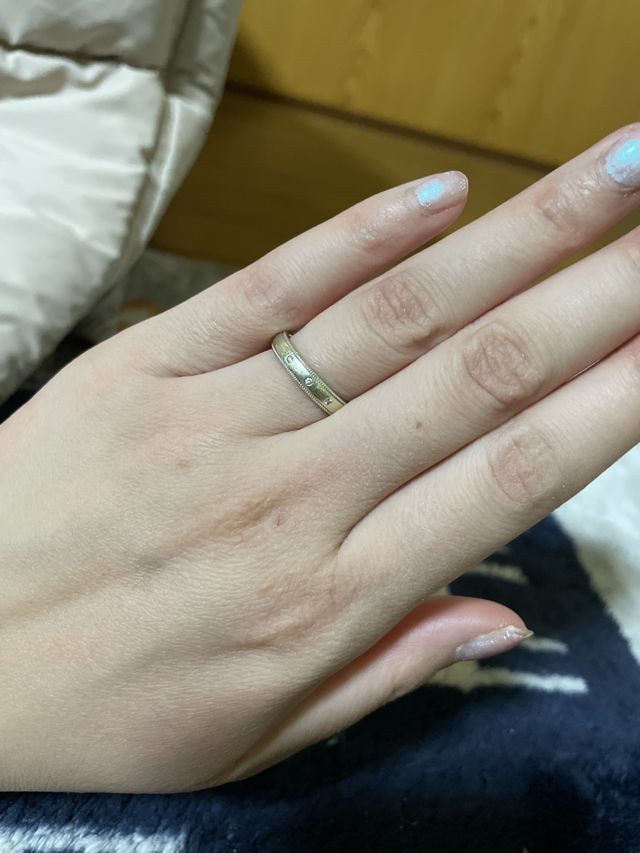ダイヤが三つ入った、いたってシンプルな指輪です。
