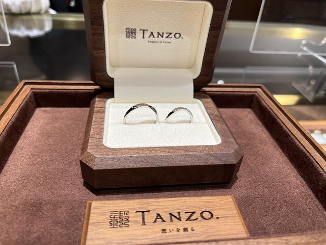 結婚指輪。緩やかなウェーブのデザイン。