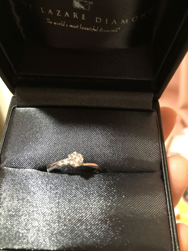 真ん中にダイヤ、左サイドにも小さなダイヤのある婚約指輪。