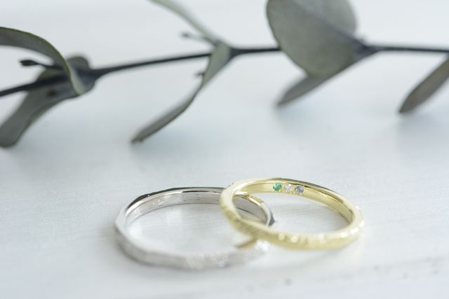 緑が好きなのでオプションのグリーンゴールドの指輪にしました。