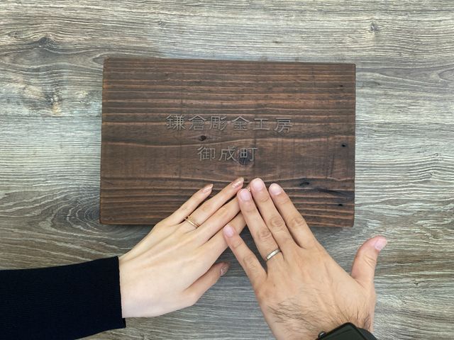 完成した指輪をはめて、鎌倉彫金工房の看板と撮りました。