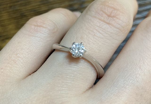 緩やかな優しいウェーブで指を綺麗に見せてくれます