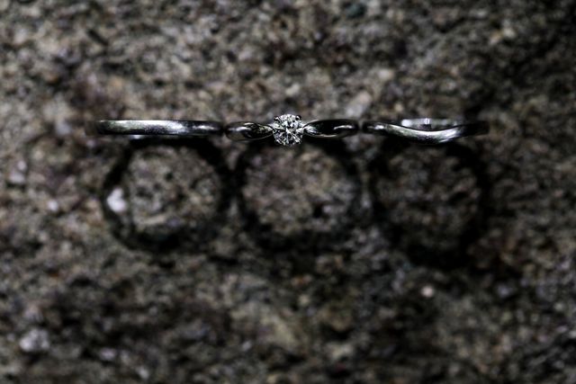 結婚式で結婚指輪と一緒にカメラマンさんに撮ってもらいました