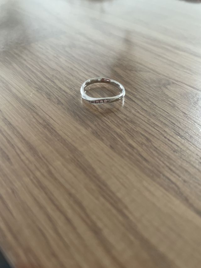 指に馴染みやすいようにウェーブがあるタイプにしました。