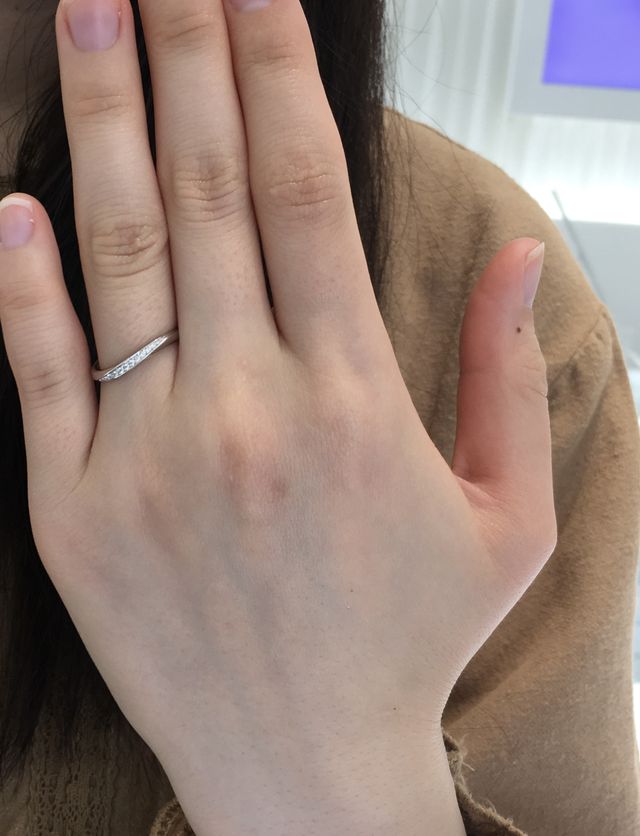 購入した指輪を試着した時の写真です。