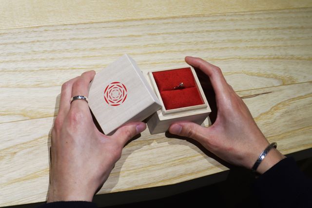 花が咲いたようなデザインの指輪。コンセプトがお気に入り。