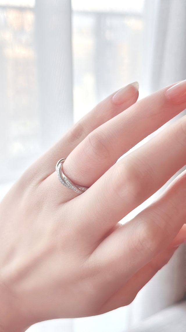 自然光で撮影。ボリュームのあるねじれデザイン