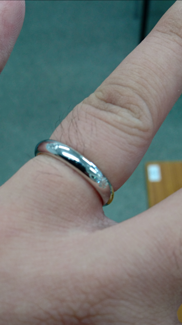 装着時です。バラが掘ってあり、宝石が一つあります。