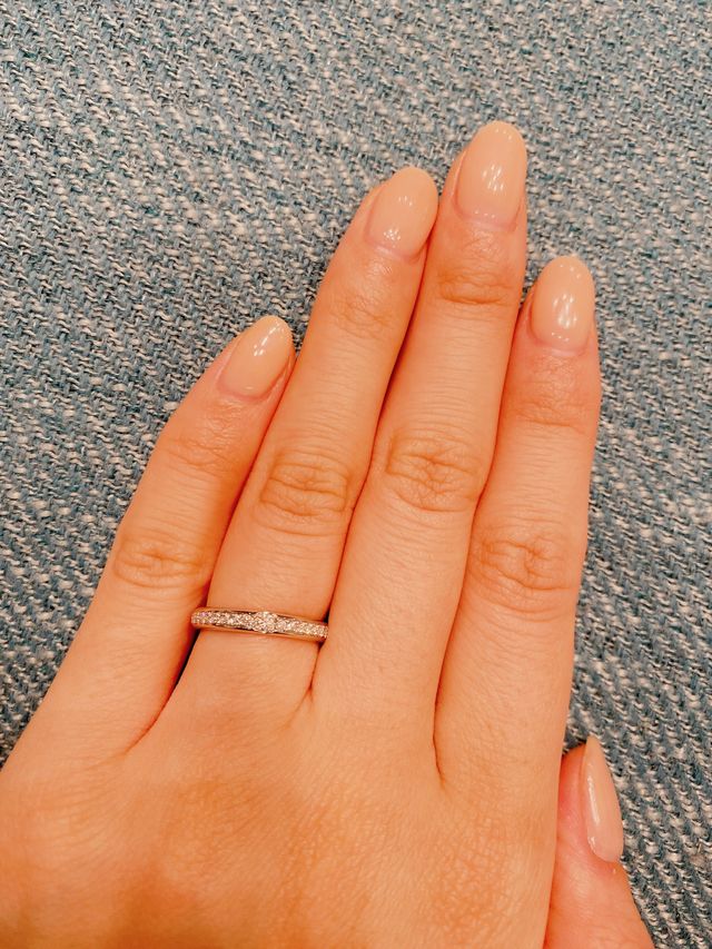 ハーフエタニティで真ん中大きめダイヤです。