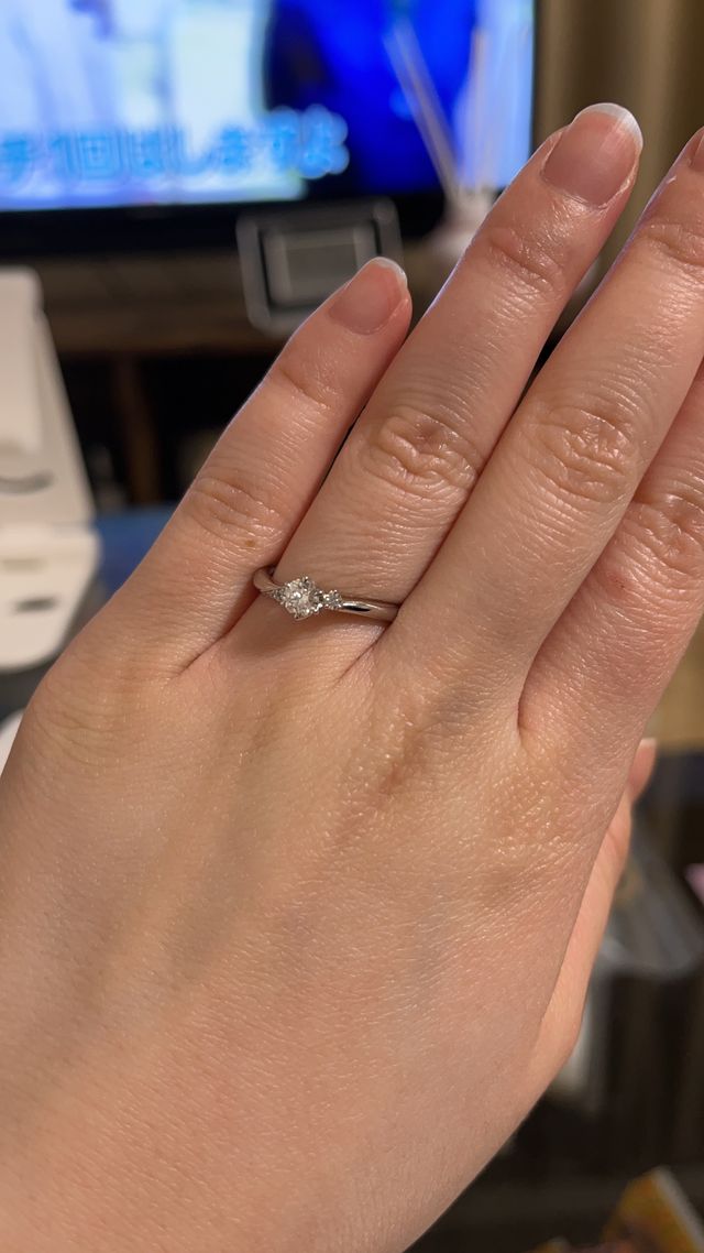 真ん中のダイヤがキラキラでとてもキレイです。