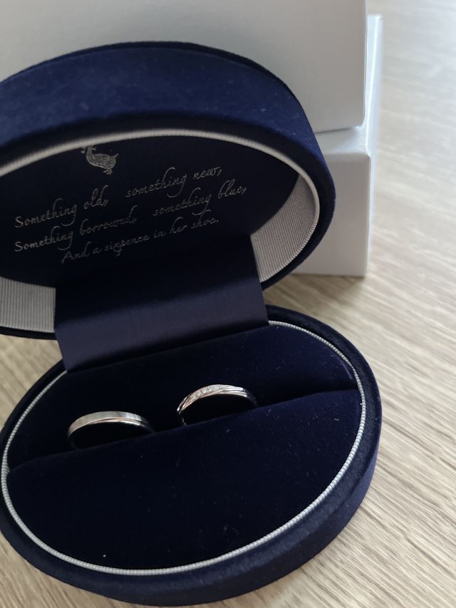 
シンプルで華奢なデザイン。
お互い誕生石も入れました。