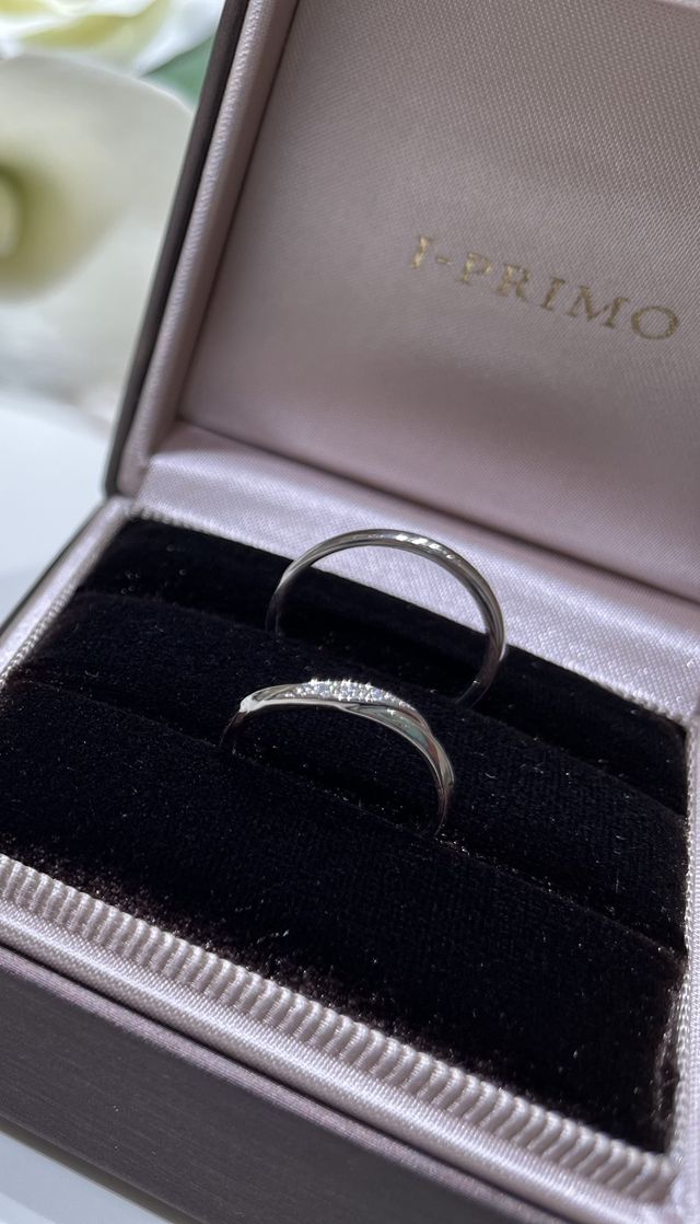 2人でお互い好きなデザインでシンプルと少しウェーブの指輪です