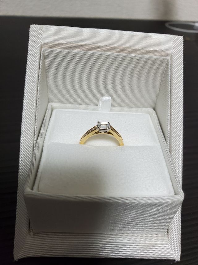 シンプルな白い箱に入っていて飾ってもかわいいです