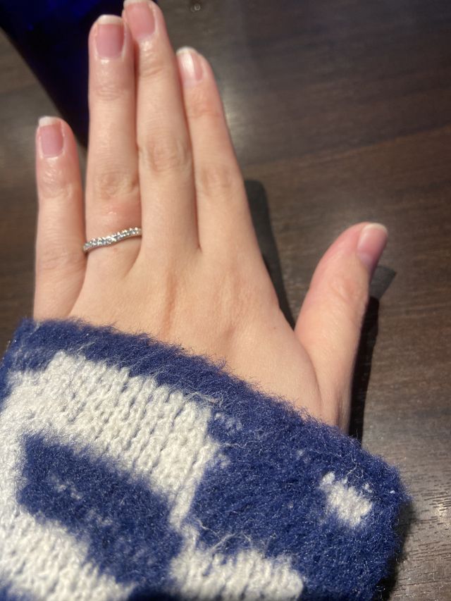 珍しいV字のハーフエタニティリングです。