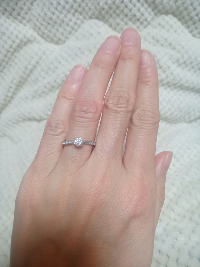 デザインが気に入り即決。暗い場所で輝くところも気に入っている