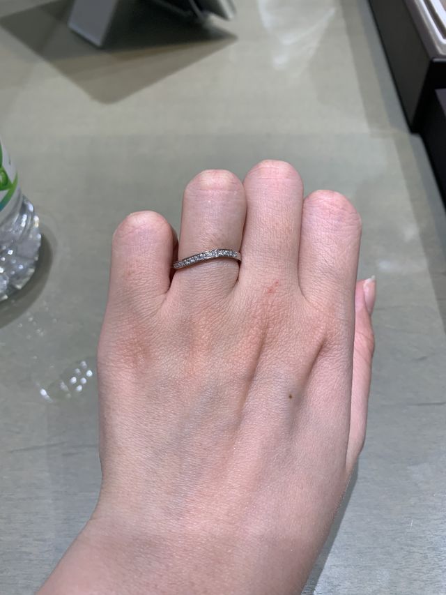 ウェーブでダイヤが並んでいるものです。