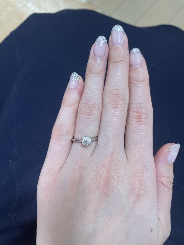 とてもキラキラとしていて、素敵です。青っぽい色に光ります！