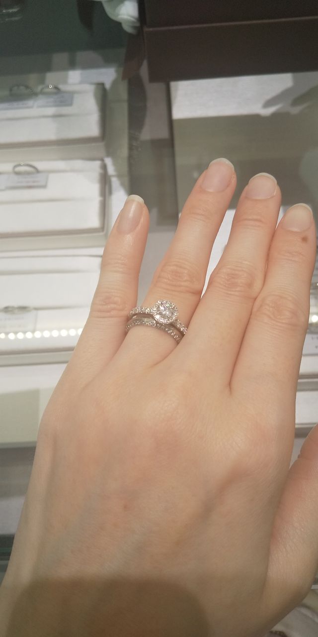 婚約指輪との重ね着けでも存在感のあるデザイン