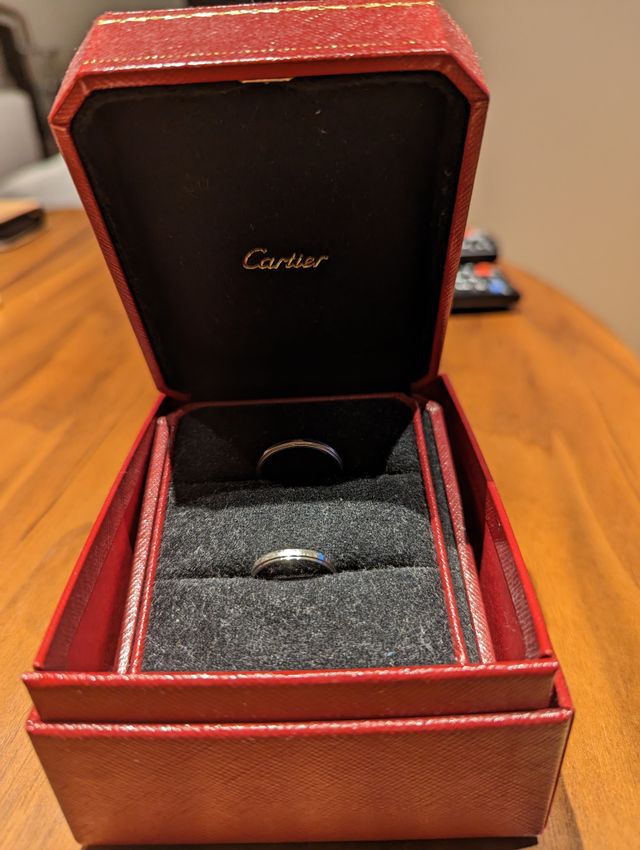 ボックスに入った状態の結婚指輪