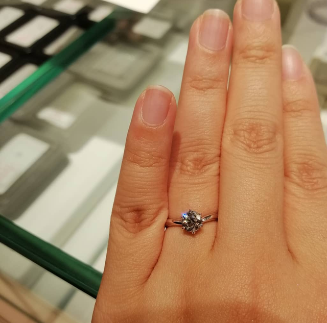 ０.７カラットの立て爪。とても素敵な指輪です。