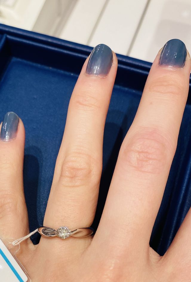 リボン型に1粒ダイヤが綺麗に指にフィット