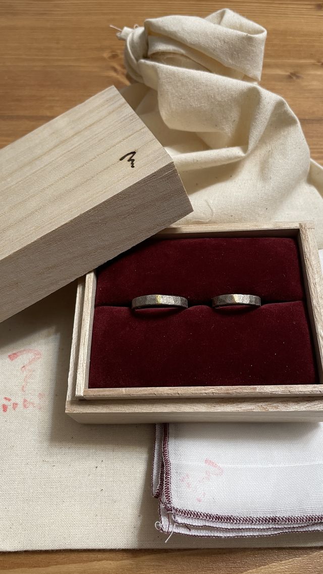 丁寧に梱包してくださいました。木箱、包みに温もりを感じる