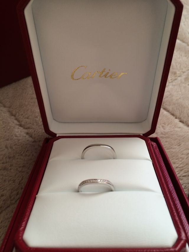 旦那様はシンプルに。私はダイヤ入りの結婚指輪です。