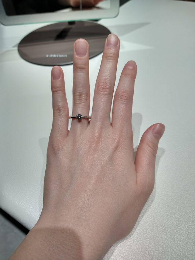 婚約指輪を探しに、銀座の本店へ行き、試着させて頂きました。