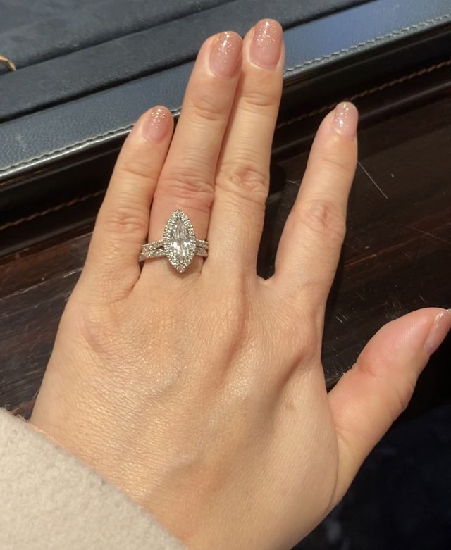 (結婚指輪と重ね付けのイメージ)