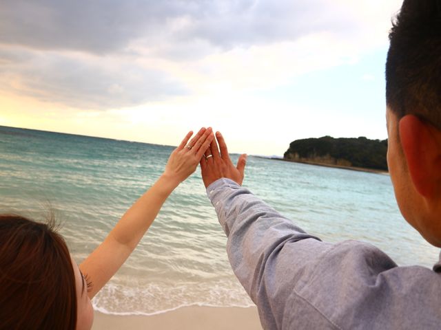 2人お揃いの指輪をつけて大好きな海で撮りました！