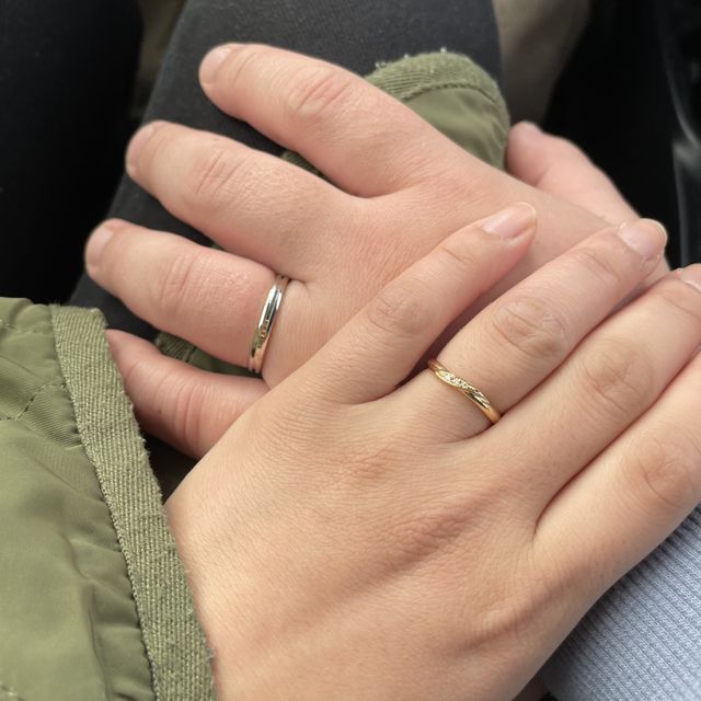 手を重ね結婚指輪が見えるように撮りました。