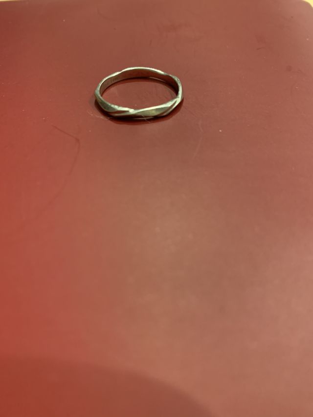 シンプルなデザインで着け心地が良い指輪です