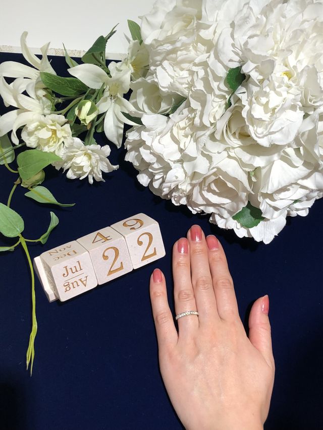 指輪を着用した状態の指輪の画像です。