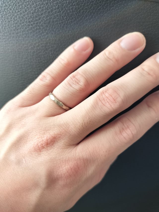 木のようなデザインで男性の指にも合う商品だと思います。