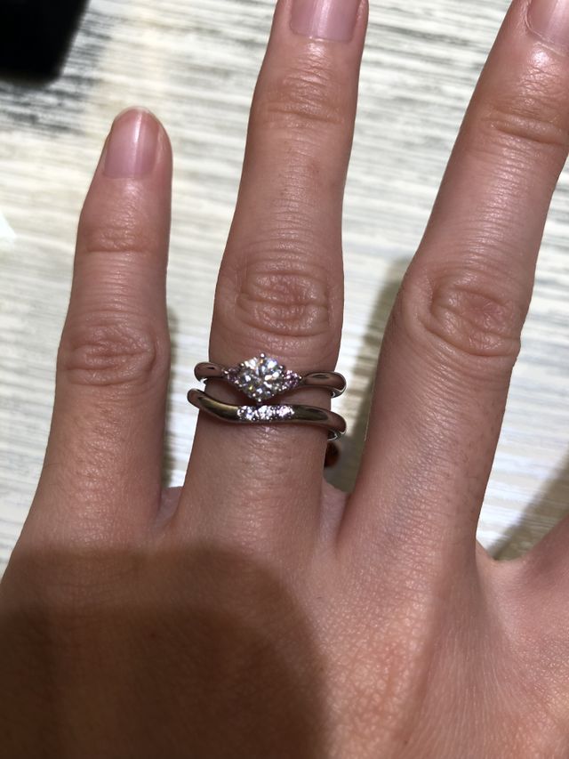 三連のダイヤが素敵です