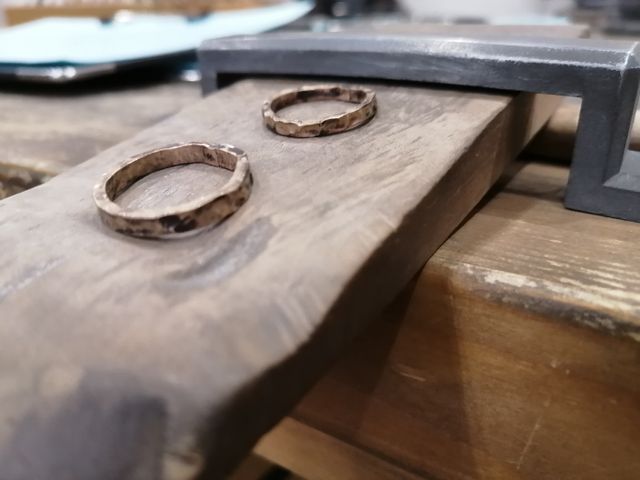 溶接が済み、サイズ調整や磨くところ。指輪っぽくなりました。