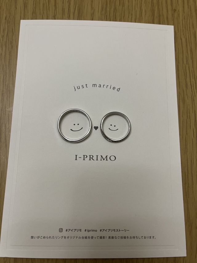 指輪とニコニコマークで夫婦を表しています。