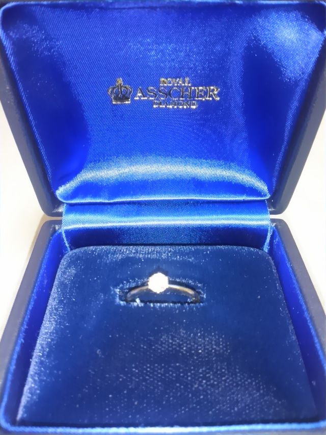 一粒ダイヤモンドです。