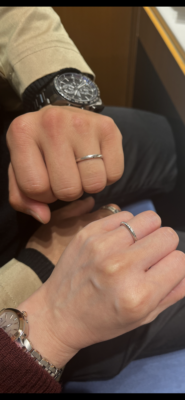 男性にも小さいダイヤを付け、裏に刻印と誕生石を埋めました。