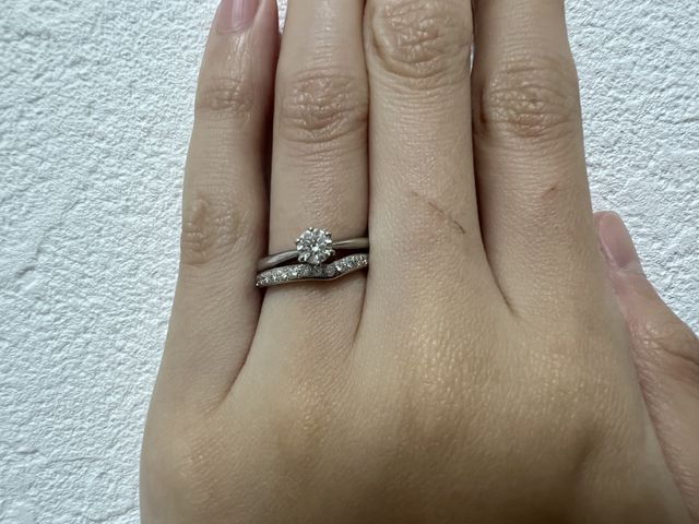 重ねてつけた時です。指に傷があります。