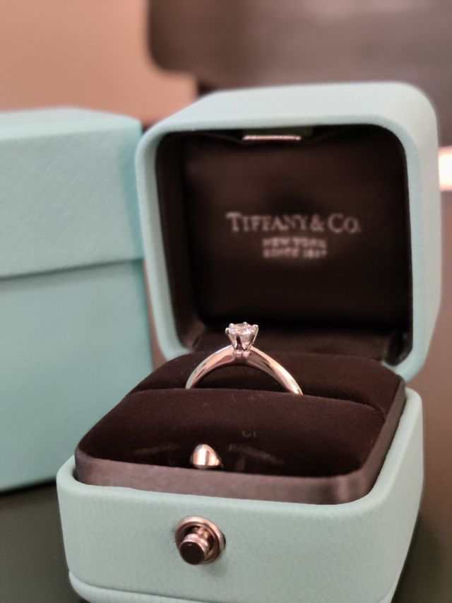 選んだ指輪をプレゼントしてもらった際の写真