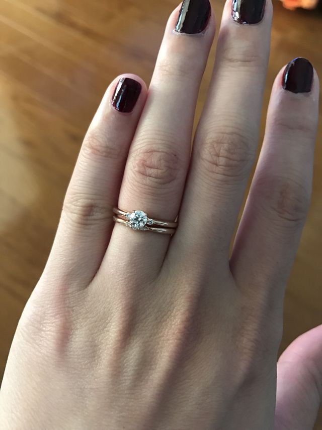 結婚指輪と合わせてつけた図です。