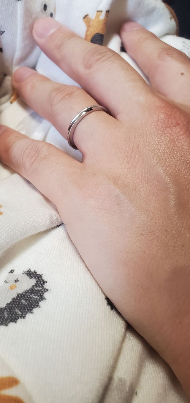 シンプルなデザインだけど、真っ直ぐでもなくさり気ない指輪