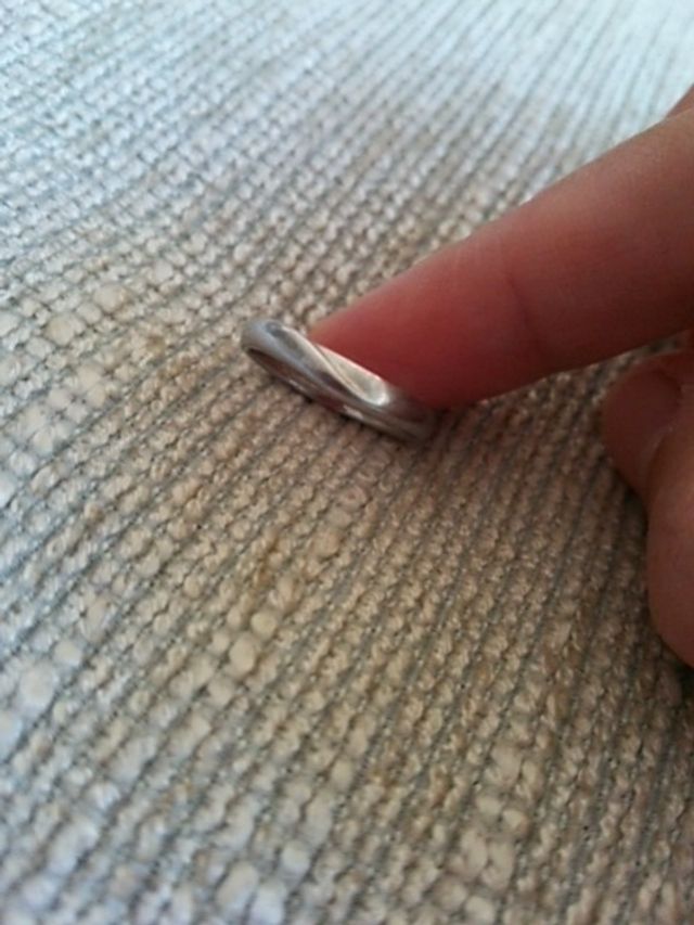 中央のみ波形で、シンプルです。装着すると指が長く見えます。